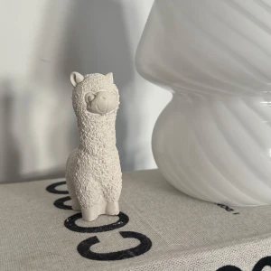 Handgjord alpacka - Handgjord alpacka gjord av plaster (känns som betong) Säljs för 40kr