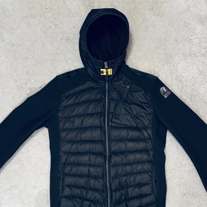 Parajumpers Nolan Warm up Cardigan - Parajumpers Nolan Cardigan i storlek L (passar M), jättefint skick. Använd fåtal gånger. Skanna QR-koden på 2:a bilden så ser man att den är äkta. Nypris 4000kr. Priset kan diskuteras vid snabb affär.