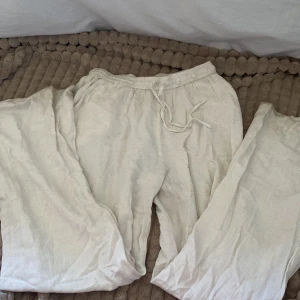 Beige mjukisbyxor från Nelly - Säljer ett par superbekväma beige mjukisbyxor från Nelly i storlek 34. De har en elastisk midja med snörning för perfekt passform. Perfekta för mysiga dagar hemma eller en avslappnad dag ute. 🛋️✨