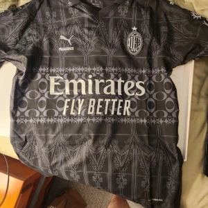 Ac Milan special edition jersey - En av om inte DEN snyggaste fotbollströjan på marknaden. Just nu är just denna väldigt svår att få tag på. Nypris 1699 mitt pris 699kr. Helt oanvänd och för mer info skriv gärna svarar till alla! Storlek S.