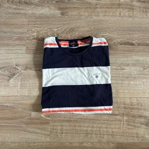 Gant T-shirt  - En snygg T-shirt som passar till det mesta. Tröjan är i bra skick utan frågar anmärkningar. Hör av er vid ytterligare frågor annars fritt fram att använda ”köp nu”.