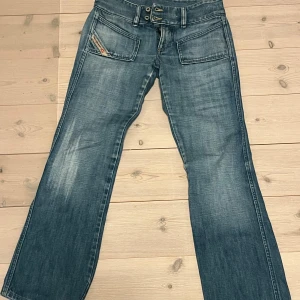 Diesel jeans - Jättefina lågmidjade jeans från diesel. Jag har själv köpt dom från plick men aldrig använt dom. De är i väldigt fint skick, men var tyvärr försmå på mig💕 bild 2 och 3 är lånade
