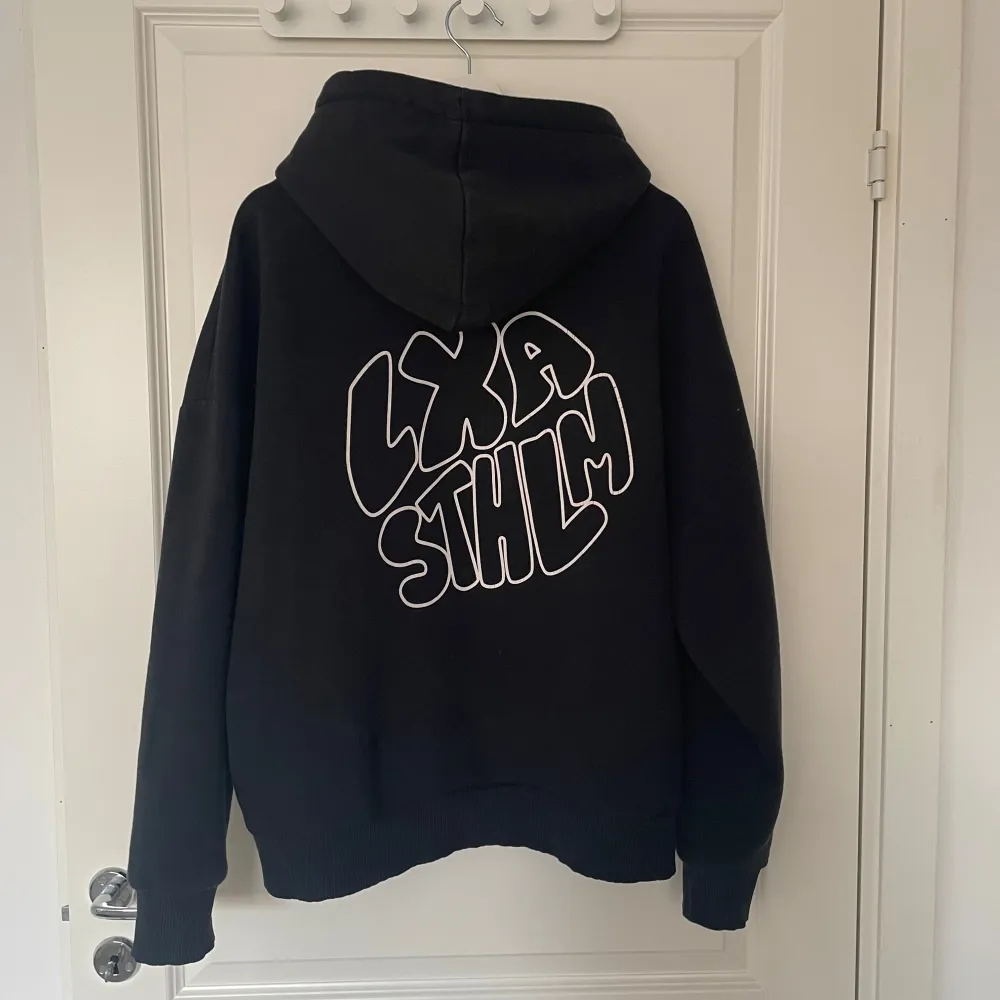 Svart hoodie från Linn Ahlborgs märke LXA Sömmen vid luvan har släppt lite (bild 4) annars är den i bra skick. Hoodies.