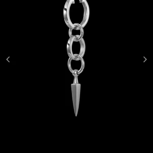 Maria Nilsdotter örhängen - Säljer ett par Maria Nilsdotter örhängen, CHAOS QUEEN EARRING, dessa kostar som ett nytt par drygt 5500 och jag vill sälja för 4000❣️Dem har använts några gånger men inte överdrivet många så därför i bra skick 