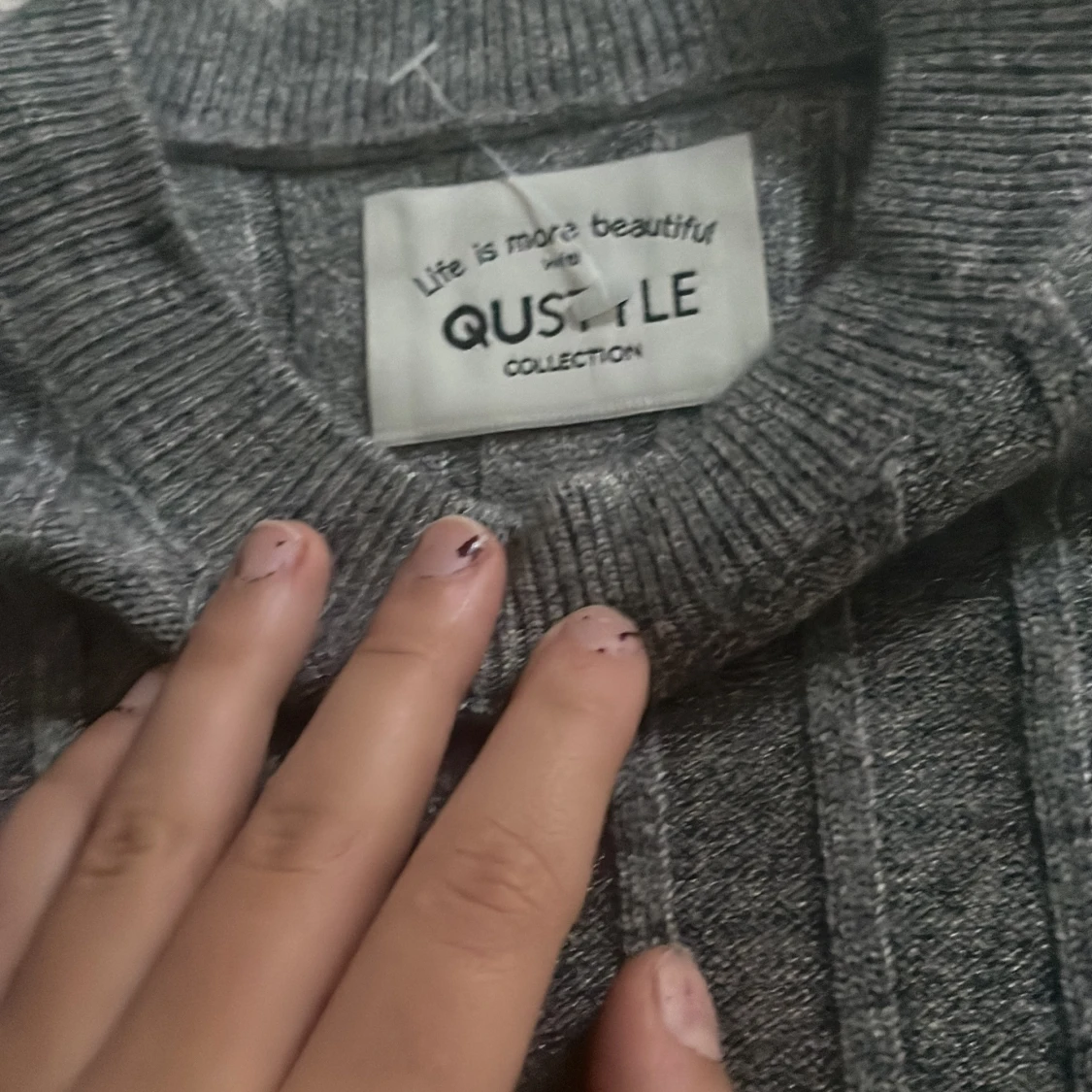 Grå ribbad tröja från Qustyle - 91