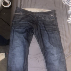 Mörkblå jeans från Replay - Säljer ett par snygga mörkblå jeans från Replay. De har en klassisk femficksdesign och en bekväm passform. Perfekta för både vardag och fest! 🕺 Storlek W36 Och L-32-33 vet inte riktigt på längden kontakta för mer info.