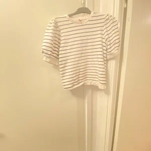 Randig topp från Holly & Whyte - Säljer en superfin randig topp från holly & white. (Hoodie material)