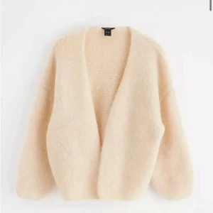 Lindex kofta i beige  - Populär beige kofta från Lindex. Super fluffig och mysig. Perfekt till vardags. Säljer i S/XS som har varit slutsåld jätte länge. Skriv privat för mer info❤️