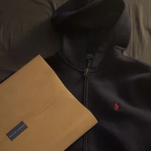Polo ralph lauren hoodie - Storlek L i barn storlek. Den passar även XL i barn och S i vuxen storlek. Den är i utmärkt skick och har knappast används. Vid fler bilder kontakta via pm. Säljer den på grund av att den börjar bli för liten för mig.