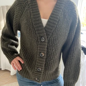 Mysig grön kofta - Så snygg mörkgrön kofta!! Älskar och perfekt höst kofta och perfekt höst färg!!