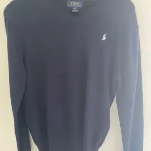 Mörkblå Ralph lauren V-ringad sweatshirt. Skick=9/10. Pruta går alltid. Notera att storlek är XL för barn!  Hör av er om ni har mer frågor!