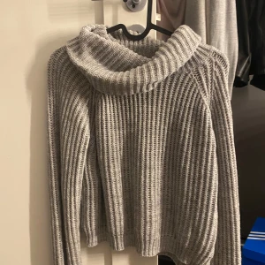 Stickad tröja  - Säljer denna stickade tröja från Kappahl, då jag inte kan ha den längre. Pris kan diskuteras.