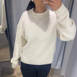 Beige/vit Stickad tröja  - Lite nopprig