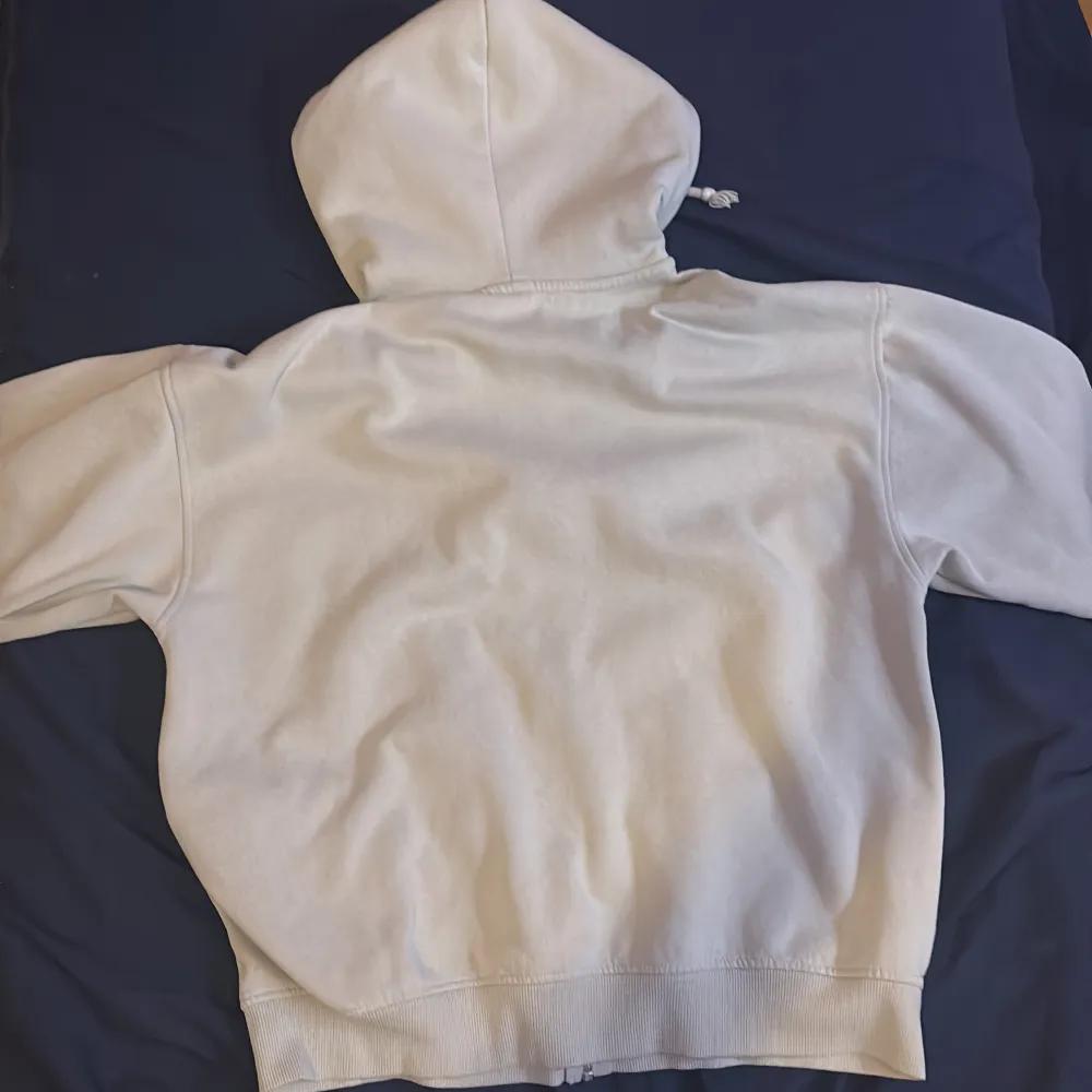 Jag skulle säga att den är i bra skick. Den är lite baggy så sitter inte tight på mig. Den kanske ser vit ut men den är ljusgrå. Skriv om mer info eller bilder. Hoodies.