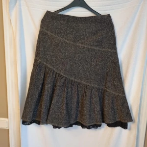 Höst/vår kjol - Höst/vår kjol från H&M i storlek S men stor i storleken mer som en M, mycket bra skick