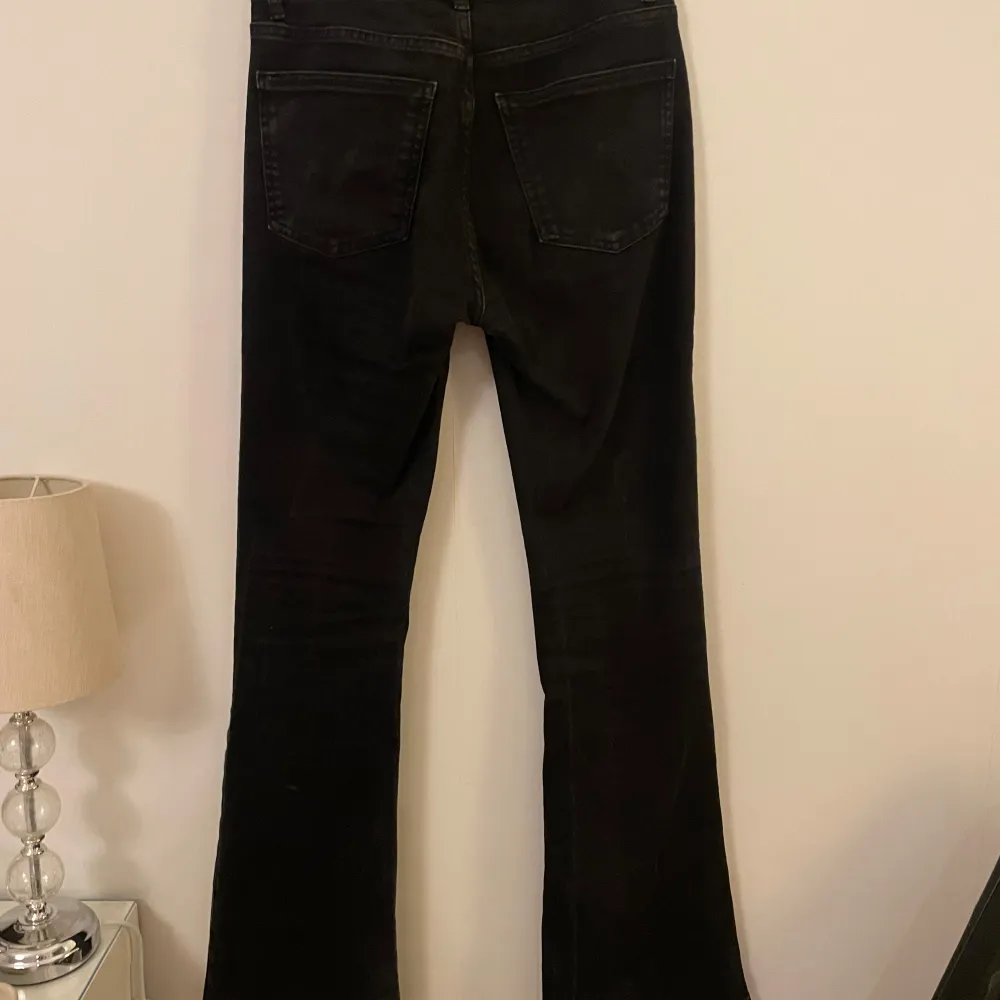 Säljer ett par svarta, lågmidjade, utsvängda jeans i mycket bra skick. 🖤 Säljer då de är för små för mig. ❣️. Jeans & Byxor.