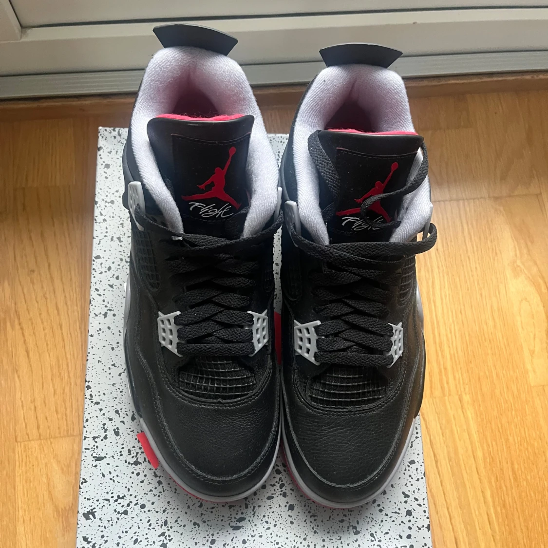 Nike Air Jordans i svart och röd - 91