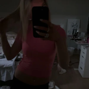 Rosa tight topp - Säljer en snygg rosa tight topp. Toppen är kortärmad 🩷.