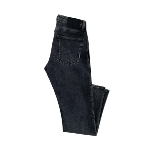 Grå jeans från Neuw - Säljer ett par snygga grå jeans från Neuw i modellen Ray Straight. De har en klassisk rak passform och är perfekta för alla tillfällen. Nypris 1 400 kr men säljer nu jeansen som är i bra skick och har en stilren design med en mörkgrå tvätt för 900 kr.