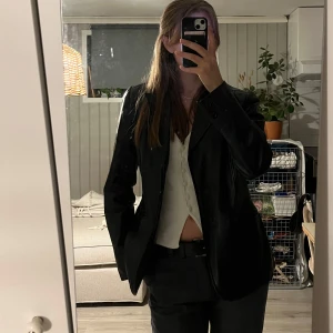 Läderjacka - Snygg läderjacka som sitter perfekt. Står storlek 40 i men passar mig som brukar ha typ S-M perfekt. Trasig i tyget innuti men inget som påverkar funktionen eller som syns när den är på. Ena knappen saknas också. (Sista två bilderna) därav priset, men riktigt snygg på!