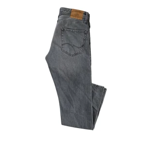 Grå jeans med knappgylf - Säljer ett par snygga grå jeans i bra skick. De har en klassisk femficksdesign och knappgylf. Perfekta för både vardag och fest! Passar till allt och är superbekväma.