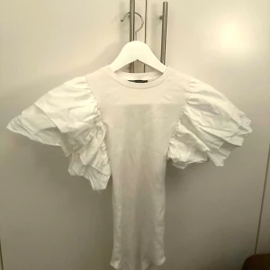 Body ifrån zara - Supersöt body med volanger på ärmarna ifrån zara, den är aldrig använd men har inte lapparna kvar!🤍🐻