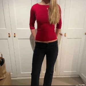 Röd tröja med trekvartsärm - Säljer en snygg röd tröja med trekvartsärm. Perfekt för både vardag och fest! Tröjan är i bra skick och har en tight passform som framhäver figuren. Passar perfekt till höst- och vårgarderoben. 🧡