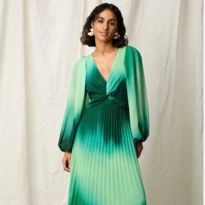 SÖKER Joelle chiffongklänning från Ellos 💚 - Önskar köpa denna chiffongklänning med knyt i ryggen,  av märket Joelle från Ellos.  Olika storlekar funkar:  xs, s eller m. Hör av dig om du har en som du ska sälja! ☺️