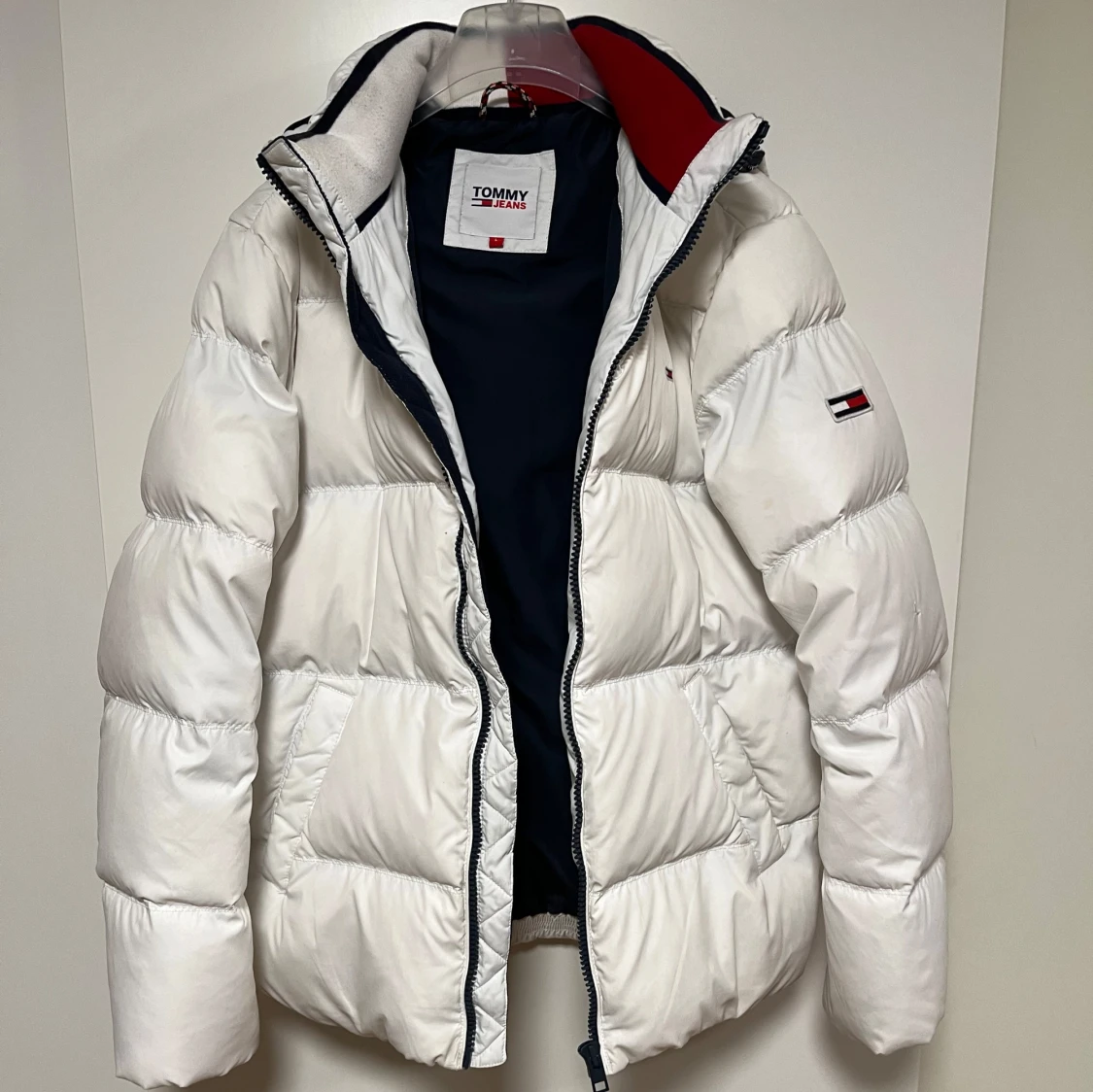 Vit pufferjacka från Tommy Hilfiger