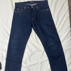 J.Lindeberg jeans - Säljer dessa blå jeans från J.Lindeberg i modellen Jay pga att de ej längre passar mig. Är i storlek 32/32.