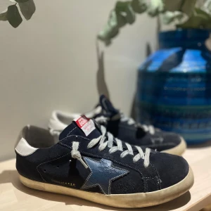 Svarta sneakers från Golden Goose - Säljer ett par svarta Golden Goose superstar i välldigt bra skick. Box tillkommer. Hör av er vid minsta fundering🙏
