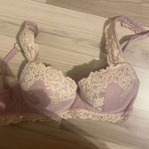 Intimissmi Bh - Säljer en superfin lila bh med vacker spetsdetaljering från intimissmi. Den har en mjuk och bekväm passform med justerbara axelband. Perfekt för att känna sig både bekväm och snygg under kläderna. Använd få gånger och i mycket bra skick.