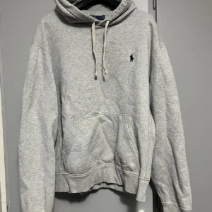 Grå hoodie från Ralph Lauren - Säljer en klassisk grå hoodie från Ralph Lauren i storlek M. Den har en broderad logga på bröstet och en bekväm passform med känguruficka framtill. Perfekt för både höst och vår. Hör av dig vid intresse! 😊
