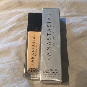 Anastasia Beverly Hills Luminous Foundation - Säljer en Anastasia Beverly Hills Luminous Foundation i nyansen 315N. Denna foundation ger en strålande finish och kommer i en elegant glasflaska med svart lock. Perfekt för en naturlig look med långvarig täckning. Innehåller 30 ml. Har använt den typ två gånger för att de va helt fel färg kan tänka mig ett lägre pris skriv om du har fler frågor