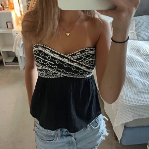 Svart och vit tubtopp - Säljer denna jättesnygga topp från Zara💕Köpte den för ett år sedan men har bara används två gånger. Den är i väldigt bra skick, dock så kan pärlorna på tröjan ibland åka av så man får vara lite försiktig 