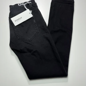 Dondup jeans - Säljer dessa helt nya dondup jeans med riktigt fräsch tvätt, modell george (nya modellen). Skick 10/10 aldrig använda, alla tags kvar! Storlek 29. Nypris ca 3000kr, mitt pris 899! För fler frågor eller bilder skriv priv!