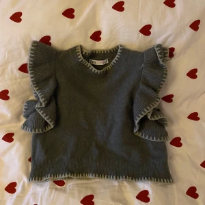 Grön topp med volangärmar från Zara - Säljer en superfin grön tröja från Zara med volangdetaljer på ärmarna. Mycket bra skick! Perfekt för både vardag och fest! 🩶