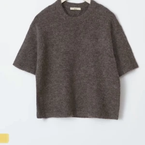 Stickad T-shirt - Säljer denna bruna stickade T-shirt. Den är från Gina men finns en liknade ifrån other stories. Köpte den nydligen, så den är i bra skick❤️❤️ strl M men passar som en S