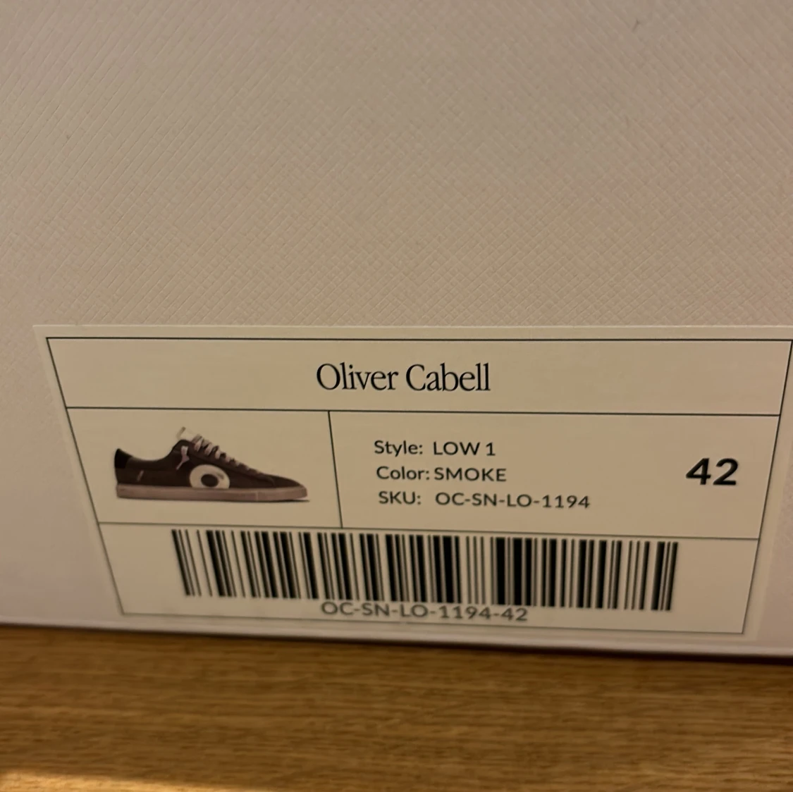 Grå och vita sneakers från Oliver Cabell - 93