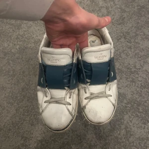 Valentino opens - Säljer ett par Valentino sneakers i vitt med blå detaljer. Skorna är rätt sletna där av priset. Dem är dock äkta har kvitto och köpte dem från Miinto. Har dock haft dem i 2 år så dem har ju sina slitningar. Går lätt att tvätta upp dem och sälja dyrare men har inte den orken vill bara bli av med dem. Säljer för 1500 men kan gå ner vid snabb affär. Storlek 41 men sitter som 42/43. Bara höra av er vid frågor och funderingar. Försöker svara så snabbt jag kan tack på förhand🙌🏾