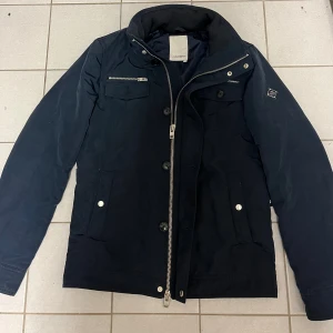 J.lindeberg ”bailey” fieldjacka. - Säljer nu en sjukt fet och eftertraktad  field jacka från J.Lindeberg ”bailey”. Jackan har förlorat en knapp på höger bröstficka därav pris. 