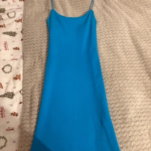 klänning  - superfin blå tajt klänning från zara i storlek S, använd ca 2 gånger men har en liten fläck som knappt syns men försökt tagit kort på andra bilden💕