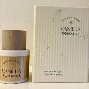 Vanilla Romance Eau de Parfum by Bath And Body Works - En len, kryddig, varm, söt och helt beroendeframkallande vaniljparfym från Bath And Body Works. 50 ml, oanvänd. Har givetvis förvarats mörkt och svalt. Kommer i originalförpackningen.