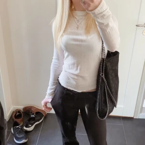 Stella McCartney liknande väska - Snygg stor väska med kedjor! Snöret har lossnat lite på baksidan som syns i sista bilden men inget man lägger märke till 💗