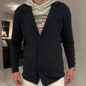 John Henric Kofta - Snygg mörkblå kavaj från John Henric i storlek XS. Sitter mer som S. Perfekt för både vardag och fest med en stilren design och bekväm passform. Mycket bra skick! Hör av er🙌🏼
