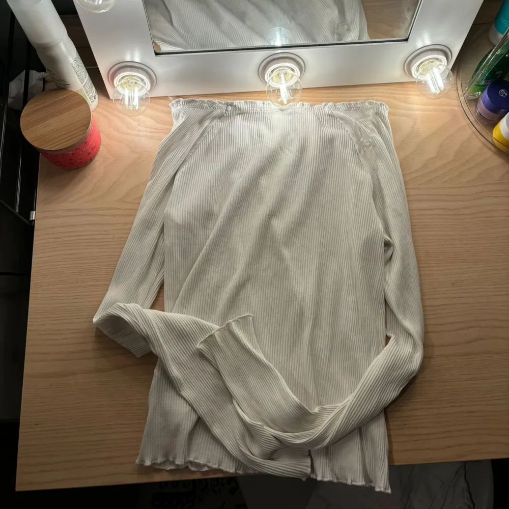 Säljer en superfin vit ribbad tröja från Lindex i storlek 158/164. Den är långärmad och perfekt för både vår, vinter och höst. Tröjan är i bra skick och passar perfekt till jeans eller kjol. Perfekt basplagg för garderoben! 🌟. Neuletakit & Villapaidat.