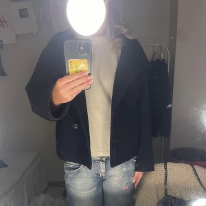 Mörkblå kappa - Mörkblå kappa från Gina. Bra skick💞 