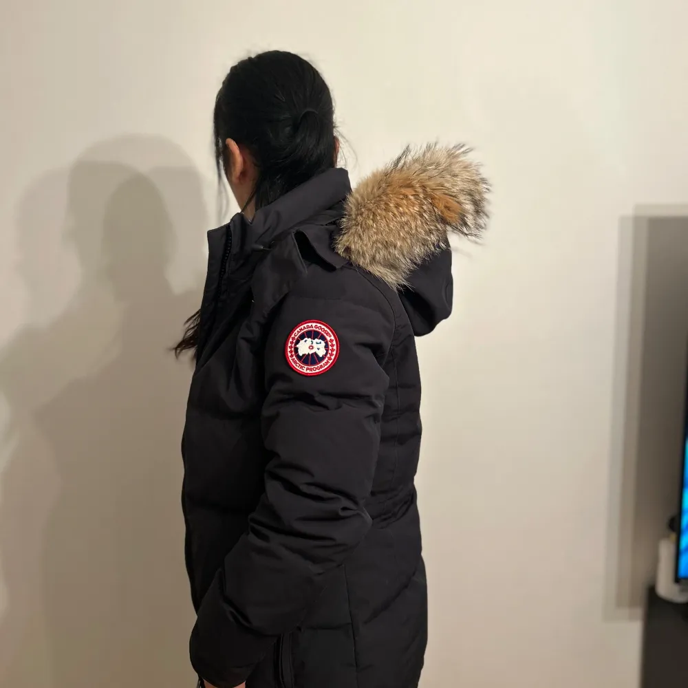 Säljer min canada goose Chelsea park vinterjacka i storlek M. Knappt använd, inga slitage utan är i väldigt bra skick. Kvitto finns.. Jackor.