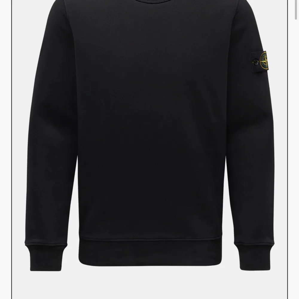 Säljer en stilren svart tröja från Stone Island i storlek M. Tröjan har en klassisk design med rund hals och långärmade ärmar. Den ikoniska Stone Island-loggan sitter på ärmen. Perfekt för både vardag och fest!. Tröjor & Koftor.