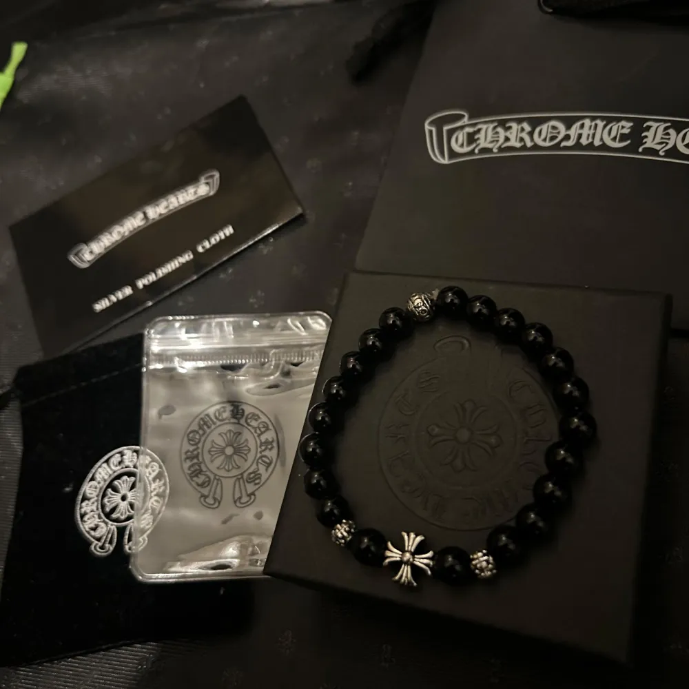 Snyggt svart pärlarmband från Chrome Hearts med svarta pärlor och detaljer. Armbandet har en cool korsdetalj som ger det en unik stil. Perfekt för att användas varje dag! Skriv vid frågor och funderingar ;D 😎. Accessoarer.